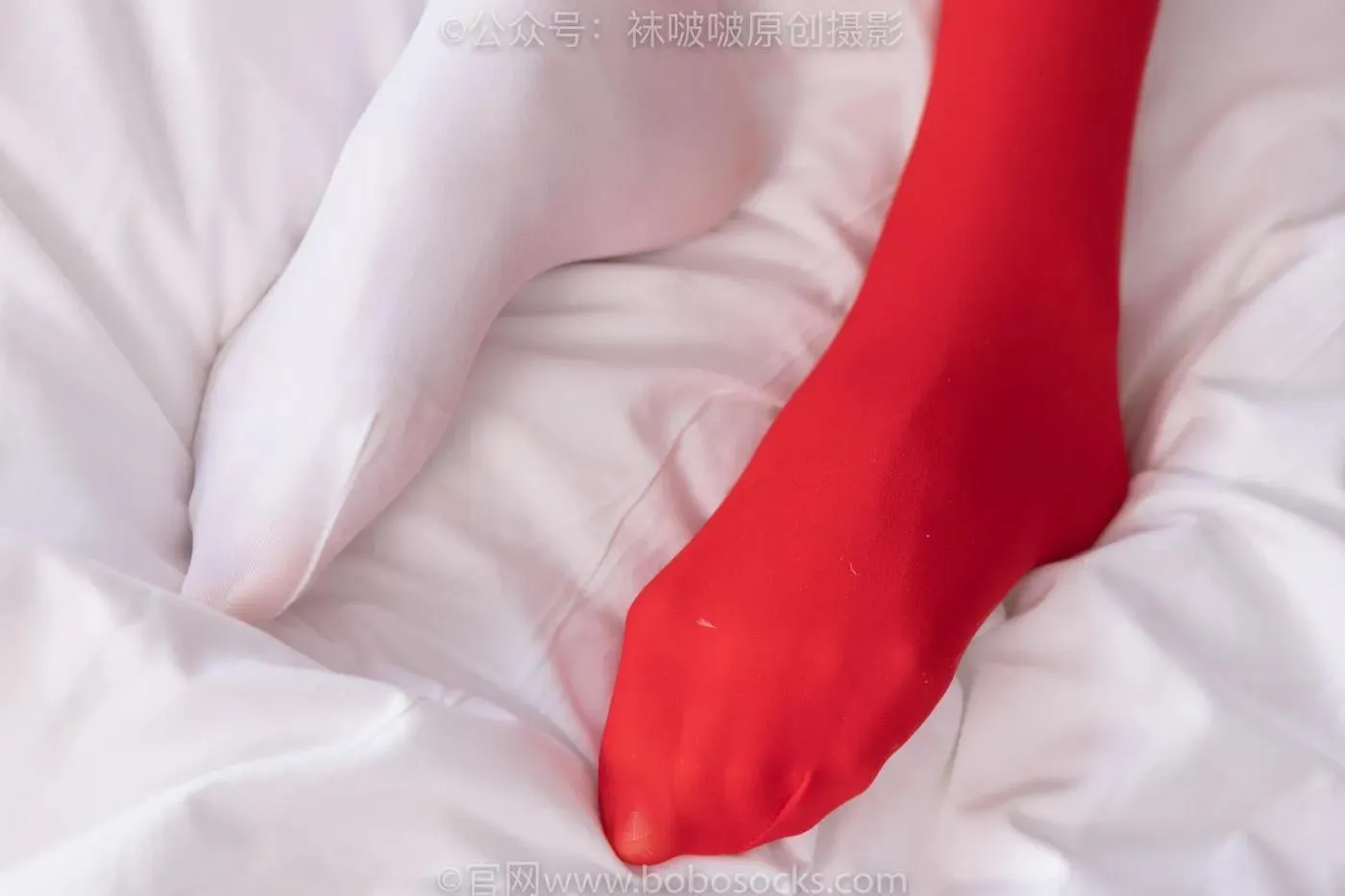 [BoBoSocks袜啵啵]NO.152 稚予-圣诞服、帆布鞋、厚白丝、厚红丝 [135P]插图5